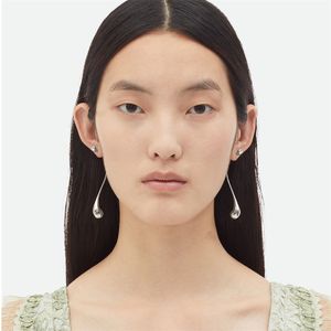 Boucles d'oreilles minimalistes françaises pour femmes, bijoux de luxe légers, haut de gamme, longues courbes fluides, bijoux de charme de fête à la mode