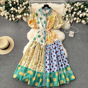 Franse niche contrasterend kleurpatchwork met stijlvolle bubbelmouwen los en lang ontwerp met een polka dot jurk