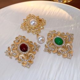 French Pearl Tassel Rhinestone Pin -broches voor vrouwen Middeleeuwse Corsage Niche Luxury Suit Accessoires Barokbroche Pinnen 240411