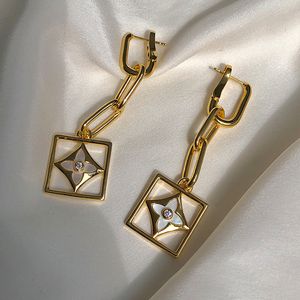 Chaîne fritillaire rétro française, célébrité en ligne, personnalité élégante, boucles d'oreilles longues exagérées, nouveau