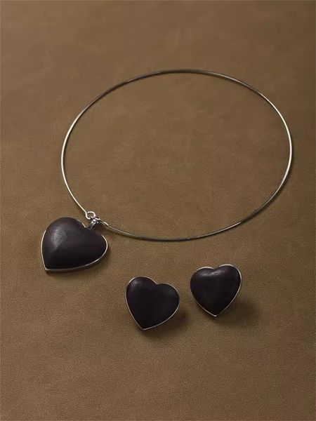 Collar retro francés de sándalo en forma de corazón para mujer, cadena de clavícula con colgante de amor de alta gama con diseño de nicho ligero de lujo