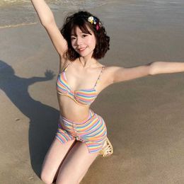 French Sexy Spicy Girl Rainbow Stripe Split Swimsuit Trois pièces Set Bikini Desire PxO9