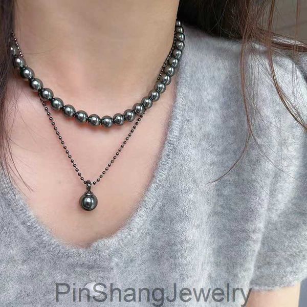 Français Shijia Pearl Necklace, une chaîne de pull luxueuse avec plusieurs perles noires de Tahiti empilées sur le dessus