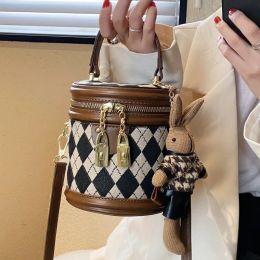 Sac à bandoulière français pour femmes, petits sacs à main de styliste de luxe avec fermeture éclair, seau en cuir tendance, pendentif lapin, sac à tambour rond
