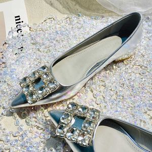 Chaussure unique française talon bas pour femmes 2023 nouvelle mode strass tempérament élégant chaussures plates pointues en argent talon épais 3 cm 231026