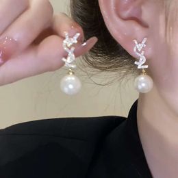 Boucles d'oreilles de perles de la lettre de zircon de style parfum français, femmes, aiguilles sieres, boucles d'oreilles luxueuses et polyvalentes élégantes pour les femmes célèbres