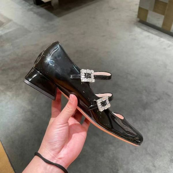 Zapatos de vestir de estilo francés con tacones gruesos, novedad para la moda femenina de otoño de 2024, zapatos de boda con correa de hebilla con incrustaciones de diamantes y estilo vintage