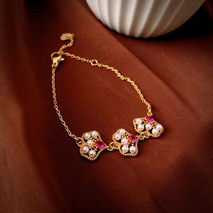 De style français personnalisé en évidence de fleur perle légère tempérament élégant, bracelet de sensation haut de gamme, de nouveaux bijoux faits à la main célèbres et polyvalents