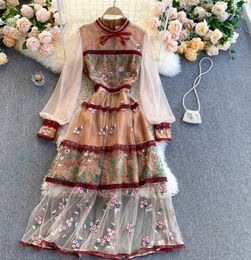 Franse vintage hofstijl Hoogklasse jurk Round Neck Bubble Sleeve Heavy Engineering Mesh Borduurwerk Hook Flower Fairy Rok