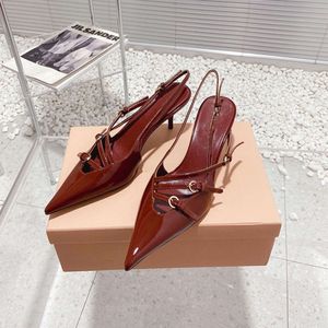 Chaussures féminines françaises 2024 Été Nouveau Baotou Sandales Metal Baille Boucle célibataire Vins Vins Red Cuir High Heels For Women