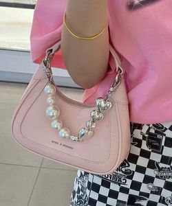 Chaîne de perles texturée fraîche et douce, portée sur le sac à bandoulière