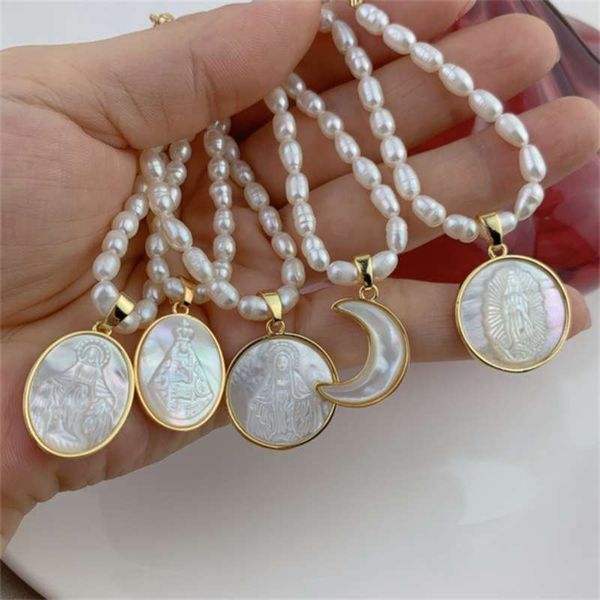 Gargantillas con cuentas de perlas de agua dulce para mujer, colgante de medalla religiosa de concha de fregona Natural, colgante de medalla religiosa de la Virgen María Guadalupe