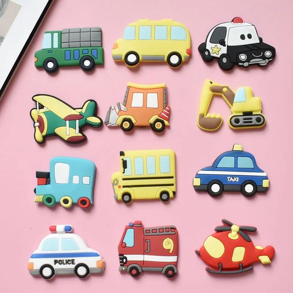 Aimants pour réfrigérateur 12 pièces dessin animé créatif PVC aimants pour réfrigérateur voiture transports publics jouets magnétiques enfant en bas âge Souvenir aimants pour réfrigérateur décor à la maison 231208