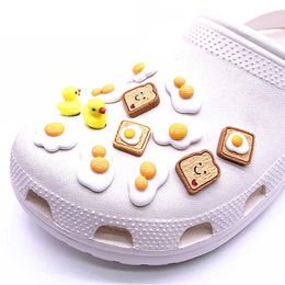 Oeufs frits résine chaussures breloques Kawaii petit canard jaune accessoires de chaussures tranches de pain décorations sabot Croces Jibz enfants cadeaux