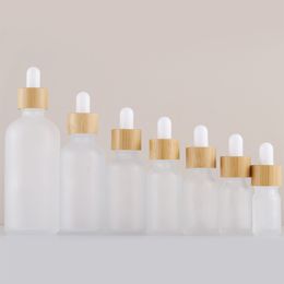 Flacon compte-gouttes en verre givré 5-100 ml avec couvercle en bambou contenant des cosmétiques pour huiles essentielles