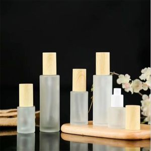 Flacon en verre dépoli Pot de crème pour le visage Flacons à pompe de pulvérisation de lotion Récipient cosmétique rechargeable 20 ml 30 ml 40 ml 60 ml 80 ml 100 ml avec couvercle en bois imité