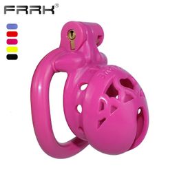 FRRK Lichtgewicht Plastic Kuisheidskooi Apparaat met Cobra Opening 4 Penis Ringen Lange Tijd Dragen Bondage Gear BDSM Speeltjes voor Mannen 240102