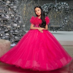 Robes d'anniversaire pour filles fuchsia, robes de demoiselle d'honneur de luxe à plumes, épaules dénudées, robes de bal en tulle à plusieurs niveaux pour petites filles pour mariage, robes de mariée en dentelle et perles NF110