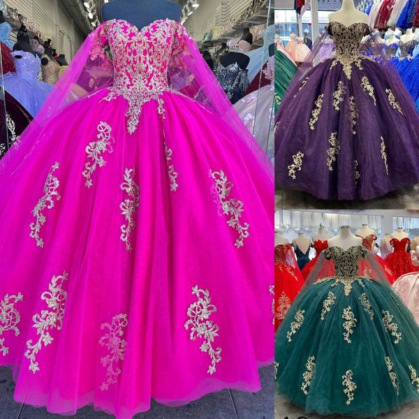 Robe de Quinceanera Fuchsia 2024 Cape Glitter Tulle Charro Coing Mexicain Doux 15/16 Robe de Fête d'Anniversaire pour 15ème Fille Drame Hiver Formel Bal Gala Or Dentelle Applique