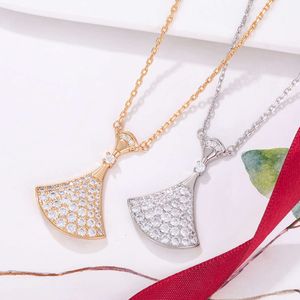 Collier d'éventail pour femmes avec pendentif double couche en forme d'éventail entièrement en diamant, design unique, léger à porter, libérant votre charme élégant !