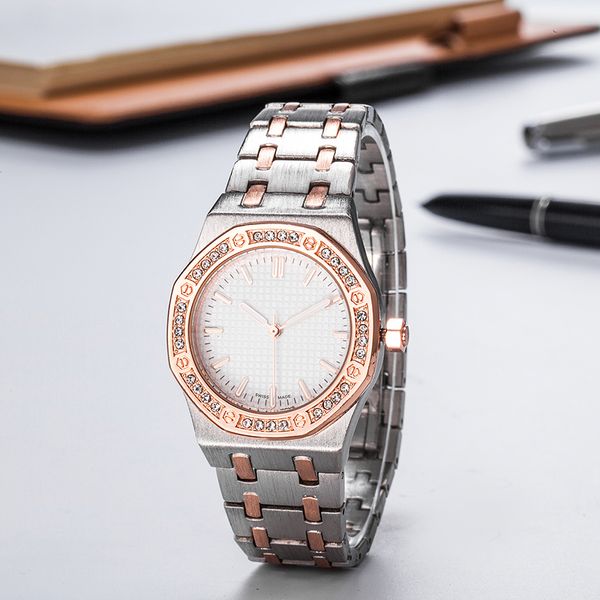 Plein de diamants incrustés de diamants pour hommes et femmes Time Sunday Date Watch 42mm luxe élégant quartz brillant solide montre-bracelet en acier inoxydable batterie cadeau mensuel