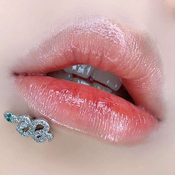 Ojos verdes de serpiente de diamante completo, uñas en los oídos de los labios, joyería perforadora punk de acero de titanio, estilo de Instagram de chica picante, fresca, pequeña y dulce