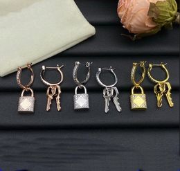 Diamantes completos Zircon Ear Studs Lock Key Colgante Mujeres Diseñador Titanio Acero Amante Pendientes Oro Plata Rosa Colores Aro Joyería de moda Venta al por mayor Venta al por menor