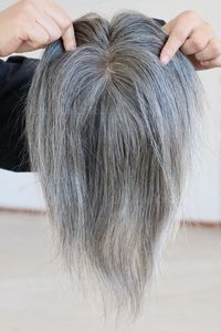 Attaché à la main Mono base cheveux topper gris pièce de cheveux humains couleur sel et poivre européen wo men grayToppers postiche clip en extension argent personnalisé 20 jours environ 3x5