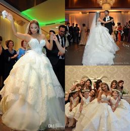 Volle kanten baljurk jurken lieverd parels kralen gelaagde rok bruidsjurken strapless puffy prinses kerk trouwjurk