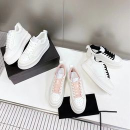 Primavera e autunno in piena pelle 2023 nuove scarpe casual sportive con suola spessa e muffin aumentano le piccole scarpe bianche