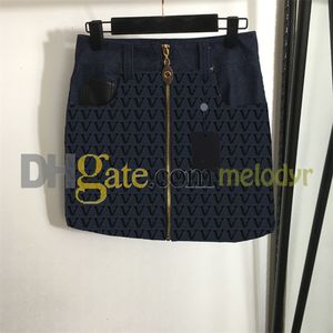 Falda de letra completa mujeres sexy mini vestimenta de mezclilla diseñador de cintura alta de cintura delgada de jean de moda del frente de moda