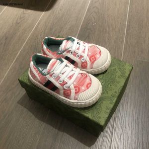 Nouvelles chaussures pour tout-petits imprimées de lettres, chaussures de styliste pour enfants, boîte d'emballage, taille 20-25, chaussures de marche pour nourrissons