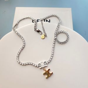 Vol met gouden en zilveren hangende kettingen contrasterende kleur ketting licht luxe paleis retro stijl ketting kleine wierook windketting