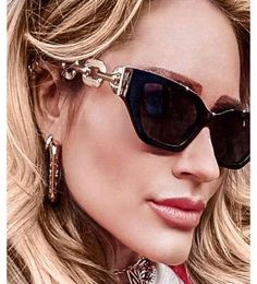 Funky Small Frame Chain Leg Zonnebril 2021 Brandtinten voor vrouwen Robuuste en stijlvolle onregelmatige zwarte rechthoek Sun Glasses Luxe2576155