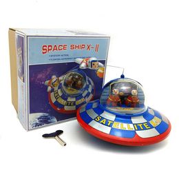 Collection adulte drôle jouet à remonter rétro en métal étain OVNI vaisseau spatial astronaute astronaute jouet mécanique figure modèle jouet vintage 240104