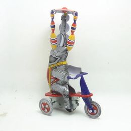 Colección de adultos divertidos retro Toy de metal Metal Circus Acrobatics Elephant on Tricycle Mecánico Figura de juguete de juguete 240329