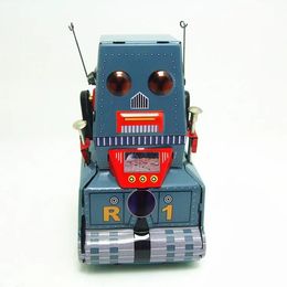 Grappige klassieke collectie retro uurwerk Wind metaal wandelen Tin Tank Moon sond Robot Recall Mechanical Toy Kids Gift 240329