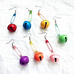 Pen de seguridad de campana de colorida divertida Pendientes de pendientes de aleación Pendientes geométricos creativos para un regalo de amigos Joyería de fiesta única