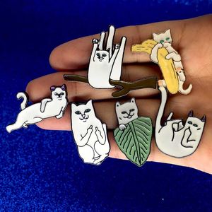 Grappige schattige kat op Branch Banana Leaf Broche Pins Emaille revers Pin Badge Broches Fashion Jewelry Will en Sandy Drop Ship