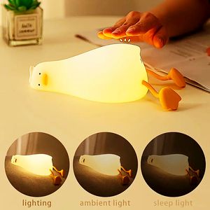 Veilleuse drôle de canard allongé plat, lampe de canard spongieuse à LED, 3 modes d'éclairage, lampe tactile de chevet en silicone rechargeable pour l'allaitement des tout-petits bébés enfants blanc chaud