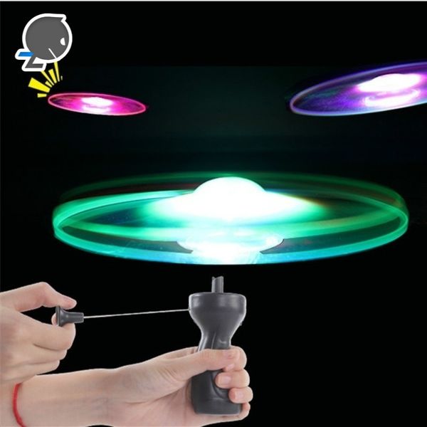 Divertido volante giratorio luminoso OVNI volador LED mango de luz Flash juguetes para niños juego al aire libre Color mezcla aleatoria al por mayor