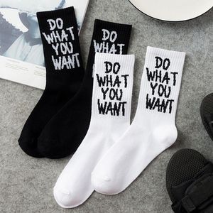 Heren sokken grappige trendy doen wat je wilt brieven lange bemanning harajuku hiphop skateboard vrouwen mannen nieuwigheid zwart wit katoen kousen