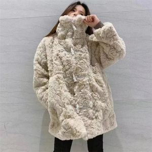 Fourrure 2023 Nouvelle mode féminine Simple Agneau polyvalent Agneau Mabet épaissi imitation imitation Hink Rabbit Hair Lazy Style Horn Button Fur Mate