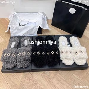 Toboganes de piel Mulas de cuero de lana Italia Luxury Metallic Pluships Blancos Blancos Warm Warm Invierno Sandalia Conejo casual Fluffy Furno