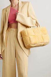 Furry designer mode tassen voor vrouwen snoep Weekender Winter Dames Tote Bont Grote Capaciteit Vrouwelijke Topgreep Tas 2021