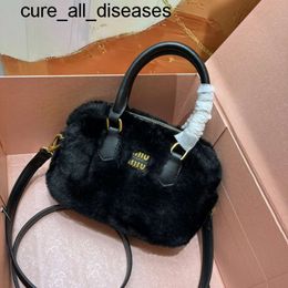 Furry Pequeño bolso de viaje Bowling BOWLING VANITY Bolso de mujer Diseñador Bolso cruzado Bolso de alta calidad Periódico portátil Cesta de moda Cuerda vinculante mumu