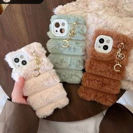 Fuzzy Designer Fundas para teléfonos para iPhone 15 Pro Max 14promax 13pro 12 11 Promax 14plus Funda de invierno para mujer Fluffy Plush Phones Shell Cover