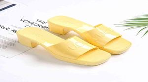 G FAMILY039S Zomer Daily Beach Dikke Heel Solid Color Sandalen Candy Color Oneside vrouwelijke slippers3784365