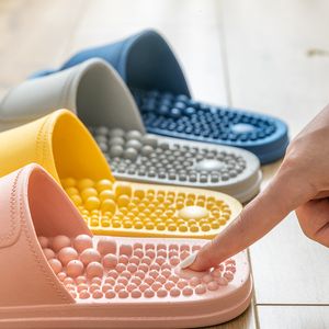 GAI 3D été pantoufles Couple unisexe doux antidérapant chaussures de bain résistant à l'usure tongs douche intérieur maison hommes sandale Massage plantaire 230314 GAI