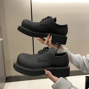 GAI Vestido Botas de moda Plataforma deportiva de cuero negro Casual Mujer Punta grande con cordones Zapatos de tacón bajo elevados Mocasín estilo callejero de inyección 231218 GAI